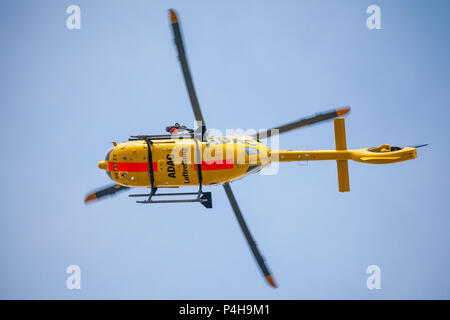 FELDKIRCHEN / GERMANIA - Giugno 09, 2018: Eurocopter EC-135 dall'ADAC Luftrettung vola sopra lo sbarco laterale. Mezzi Notarzt medico di emergenza. Foto Stock