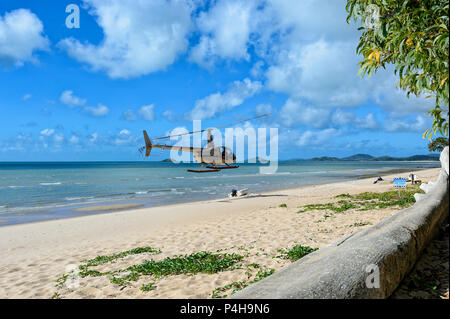 Robinson R44 Clipper elicottero volo panoramico di atterraggio sulla spiaggia di sabbia della baia di Punsand, Cape York Peninsula, estremo Nord Queensland, QLD, Australia Foto Stock