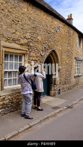 Intorno al villaggio di wiltshire di Lacock vicino a Chippenham Wiltshire, Inghilterra regno unito ai turisti e ai visitatori di scattare le foto Foto Stock