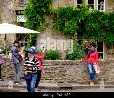 Intorno al villaggio di wiltshire di Lacock vicino a Chippenham Wiltshire, Inghilterra regno unito ai turisti e ai visitatori di scattare le foto Foto Stock