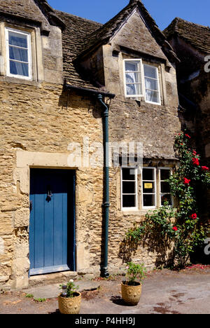 Intorno al villaggio di wiltshire di Lacock vicino a Chippenham Wiltshire, Inghilterra uk storico cottage in pietra Foto Stock