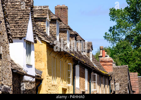 Intorno al villaggio di wiltshire di Lacock vicino a Chippenham Wiltshire, Inghilterra uk storico cottage in pietra Foto Stock