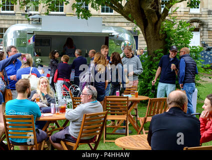 Bagno di bocce in settimana. Una celebrazione di bocce e divertimento nel nome della carità. Queen Square. Bath somerset Inghilterra Foto Stock