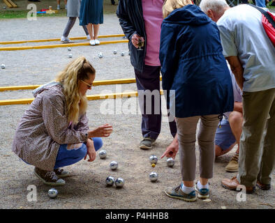 Bagno di bocce in settimana. Una celebrazione di bocce e divertimento nel nome della carità. Queen Square. Bath somerset Inghilterra Foto Stock