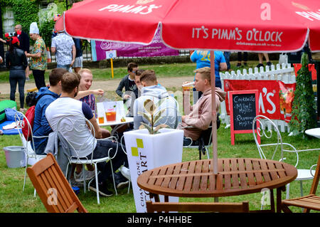 Bagno di bocce in settimana. Una celebrazione di bocce e divertimento nel nome della carità. Queen Square. Bath somerset Inghilterra Foto Stock