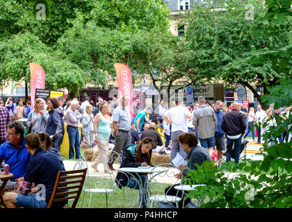 Bagno di bocce in settimana. Una celebrazione di bocce e divertimento nel nome della carità. Queen Square. Bath somerset Inghilterra Foto Stock