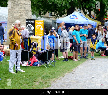 Bagno di bocce in settimana. Una celebrazione di bocce e divertimento nel nome della carità. Queen Square. Bath somerset Inghilterra Foto Stock