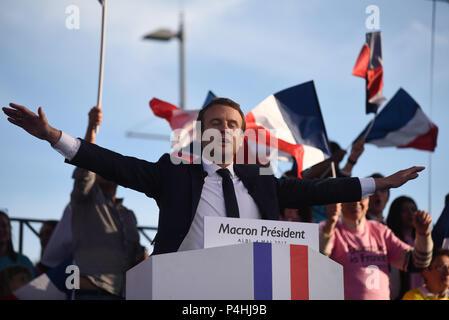 4 maggio 2017 - Albi, Francia: francese candidato presidenziale Emmanuel Macron offre un discorso sulla Place de Vigan in Albi durante la sua campagna finale del rally, tre giorni prima del suo run-off contro Marine Le Pen. Emmanuel Macron lors de son dernier incontro, elettorale trois jours avant le secondo tour de la presidentielle. Foto Stock