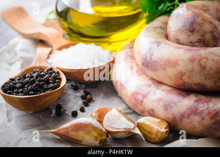 Salsicce fatte in casa dalle carni, arrotolato con anelli, spezie, aglio e olio di oliva Foto Stock