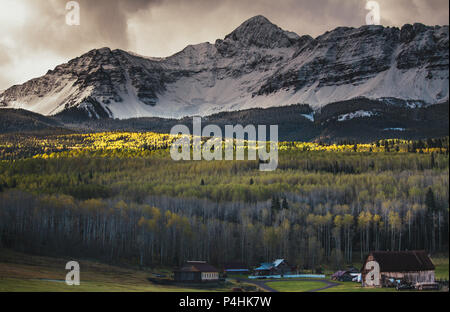 Tramonto catturato al di sopra di una bella casa in Colorado Rockies Foto Stock