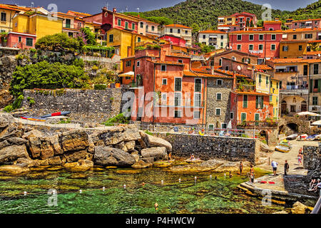 Tipico di colorate case di pesca sulla baia della città di mare della costa di Cinque Terre in Italia Foto Stock