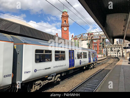 In ritardo elettrica ferroviaria settentrionale treno EMU a Manchester la stazione ferroviaria di Oxford Road, North West England, Regno Unito Foto Stock