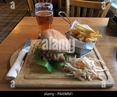 Hamburger di pollo pasto con patatine fritte, coleslaw e una pinta di birra in un pub tradizionale inglese, Somerset, South West England, Regno Unito Foto Stock