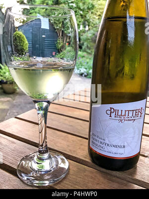 Canadian Pillitteri Estates Winery 2016, Fusion Gewurztraminer Riesling vqa vino bianco niagara-on-the-Lake, bottiglia e bicchiere Foto Stock