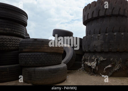 Cumulo di vecchi pneumatici. Grandi usurati, pneumatici danneggiati - Riciclaggio Foto Stock