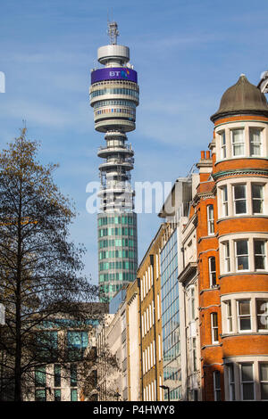 LONDON, Regno Unito - FENRUARY 16TH 2018: una vista della storica BT Tower, situato nella zona di Fitzrovia di Londra nel Regno Unito il 16 febbraio 2018. Foto Stock