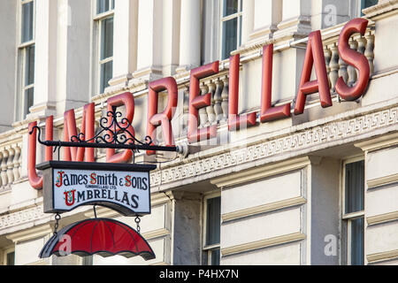 LONDON, Regno Unito - 16 FEBBRAIO 2018: una vista del segno sopra l'entrata di James Smith & Sons - il famoso negozio di ombrello su New Oxford Street a Londra Foto Stock