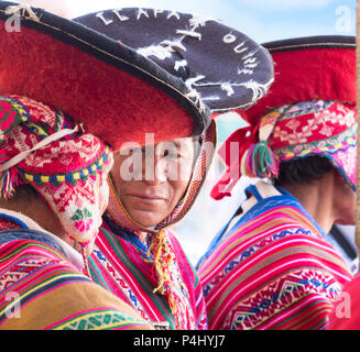 Sindaci regionale (Varayoc) conversando durante il pre-Massa celebrazioni in Pisac Perù Foto Stock