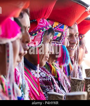 Sindaci regionale (Varayoc) guardando pre-Massa celebrazioni in Pisac Perù Foto Stock