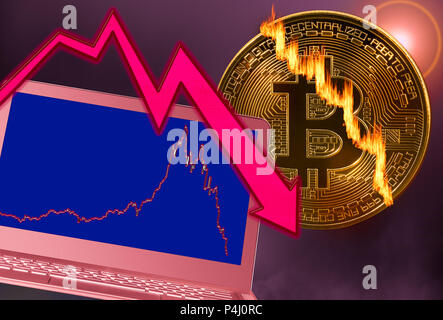 Moneta Bitcoin incrinato nel market crash con laptop grafico Foto Stock