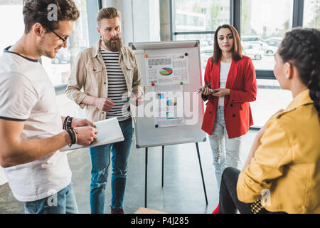 Diversi team di business creazione di presentazione in area di lavoro di luce Foto Stock