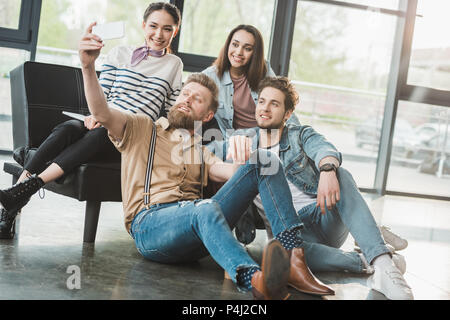 Diversi team di business selfie prendendo in considerazione lo spazio di lavoro Foto Stock