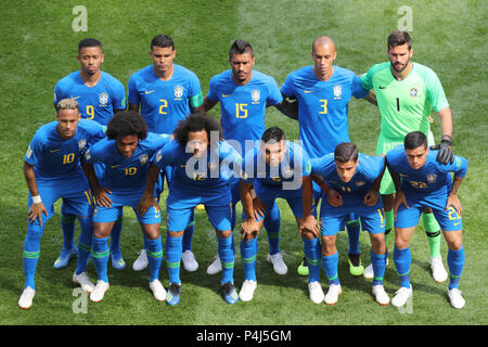 Il Brasile team group, bancata posteriore (da sinistra a destra) Fernando Gabriel Gesù, Emiliano Thiago Silva, Jose Paulo Paulinho, Joao Miranda e Ramses Alisson. Fila anteriore (da sinistra a destra) Junior, Neymar da Silva Willian, Junior Marcelo, Carlos Casemiro, Philippe Coutinho e conserva Fagner line up prima della Coppa del Mondo FIFA Group E corrispondono a San Pietroburgo Stadium, Russia. Foto Stock