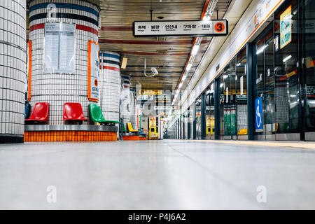 Seoul, Corea del Sud - 6 Marzo 2016 : Dongnimmun Stazione della Metropolitana platform Foto Stock