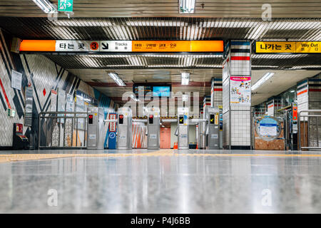 Seoul, Corea del Sud - 6 Marzo 2016 : Dongnimmun Stazione della Metropolitana ingresso Foto Stock