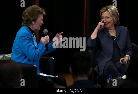 Hillary Clinton (destra) in conversazione con l ex presidente dell'Irlanda Mary Robinson in Edmund Burke Lecture Theatre, il Trinity College di Dublino, precedendo di ricevere una laurea ad honorem dall'università. Picture Data: Venerdì 22 Giugno, 2018. Vedere PA storia irlandese di Clinton. Foto di credito dovrebbe leggere: Brian Lawless/PA FILO Foto Stock