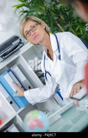 La mezza età medico donna con uno stetoscopio Foto Stock
