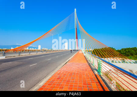 Cau Nguyen Van Troi Tran Thi Ly Bridge è un ponte che attraversa il fiume Han a Danang city in Vietnam Foto Stock