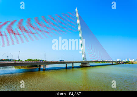 Cau Nguyen Van Troi Tran Thi Ly Bridge è un ponte che attraversa il fiume Han a Danang city in Vietnam Foto Stock