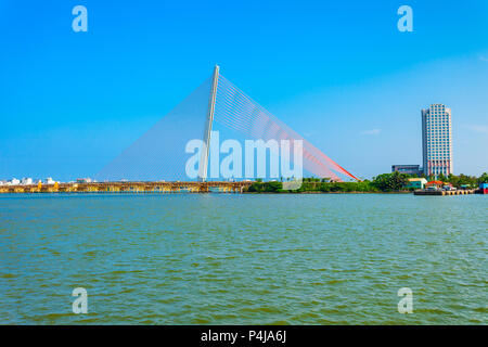 Cau Nguyen Van Troi Tran Thi Ly Bridge è un ponte che attraversa il fiume Han a Danang city in Vietnam Foto Stock