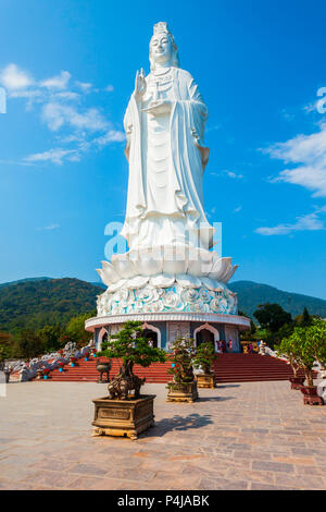 Signora statua del Buddha al Linh Ung Pagoda in Danang city in Vietnam Foto Stock