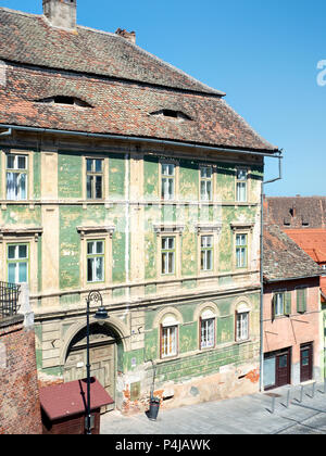 Le vecchie case in Sibiu città vecchia, Romania Foto Stock