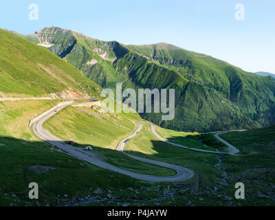 Transfagarasan tortuosa strada attraverso il verde delle montagne dei Carpazi, Romania Foto Stock