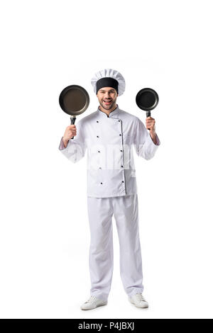 Giovani chef emotivo in uniforme con padelle isolato su bianco Foto Stock