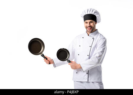 Giovani chef emotivo in uniforme con padelle isolato su bianco Foto Stock