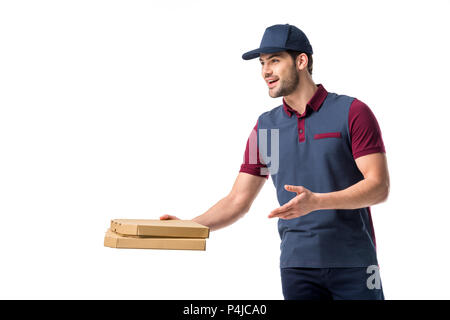 Consegna sorridente uomo con cartone scatole per pizza isolato su bianco Foto Stock