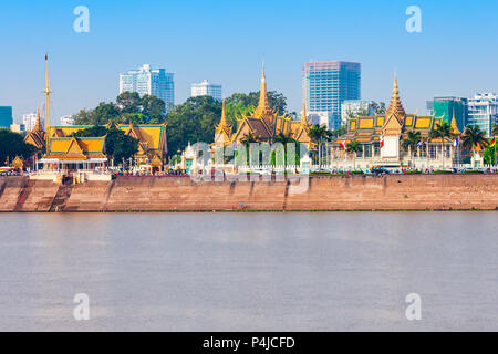 Phnom Penh skyline della città e il fiume Tonle Sap. Phnom Penh è la capitale e la città più grande della Cambogia. Foto Stock