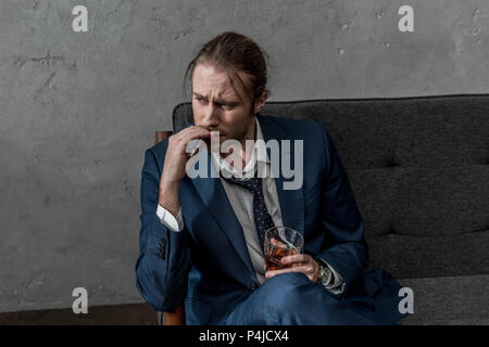 Bevuto alcol addicted imprenditore con un bicchiere di whiskey Sigaretta fumare Foto Stock