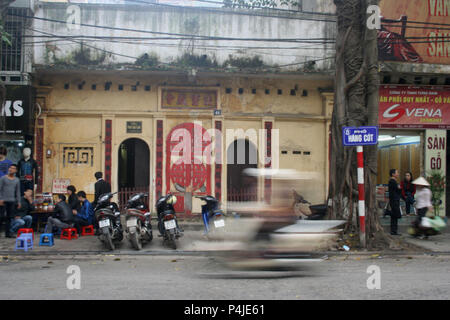 Carrello sfocata in vietnamita Street scene, Hanoi, Vietnam Foto Stock