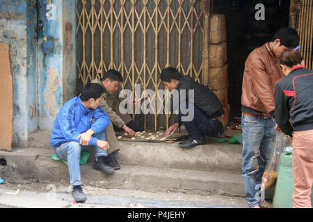 Il vietnamita uomini giocare gioco di bordo in street, Hanoi, Vietnam Foto Stock