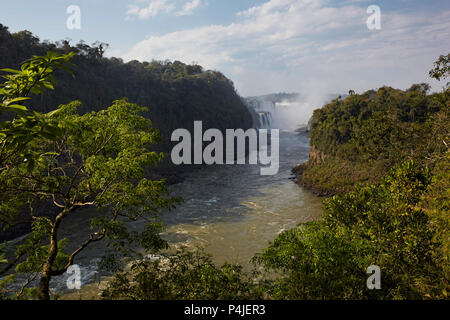 La zona delle Cascate di Iguassù è un insieme di circa 275 cascate di Iguazu River (bacino idrografico del fiume Paraná), che si trova tra la Nationa Iguazu Foto Stock