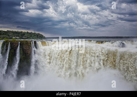 La zona delle Cascate di Iguassù è un insieme di circa 275 cascate di Iguazu River (bacino idrografico del fiume Paraná), che si trova tra la Nationa Iguazu Foto Stock