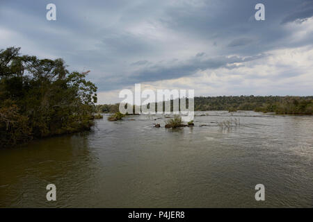 La zona delle Cascate di Iguassù è un insieme di circa 275 cascate di Iguazu River (bacino idrografico del fiume Paraná), che si trova tra la Nationa Iguazu Foto Stock