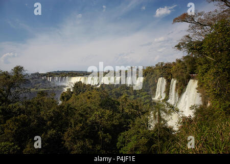 La zona delle Cascate di Iguassù è un insieme di circa 275 cascate di Iguazu River (bacino idrografico del fiume Paraná), che si trova tra la Nationa Iguazu Foto Stock