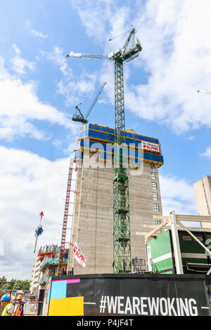 Nucleo della nuova Victoria Square elevato aumento uso misto progetto di sviluppo e di gru a torre nel centro della città di Woking, una città del Surrey in Inghilterra sudorientale, REGNO UNITO Foto Stock