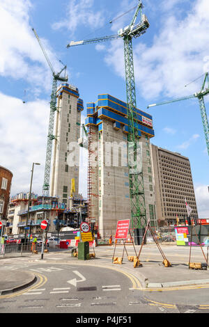 Anime del parzialmente costruito nuove Victoria Square elevato aumento di acquisti al dettaglio progetto di sviluppo a Woking Town Center, una città del Surrey in Inghilterra sudorientale, REGNO UNITO Foto Stock